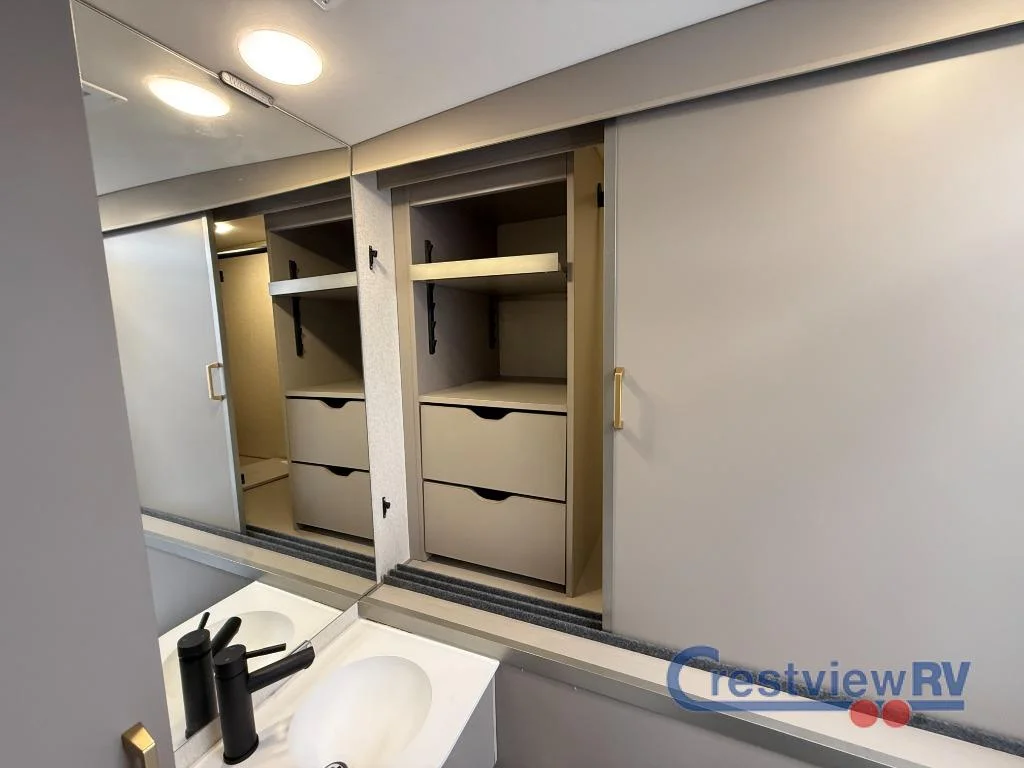 2025 Winnebago Navion 24T photo 20