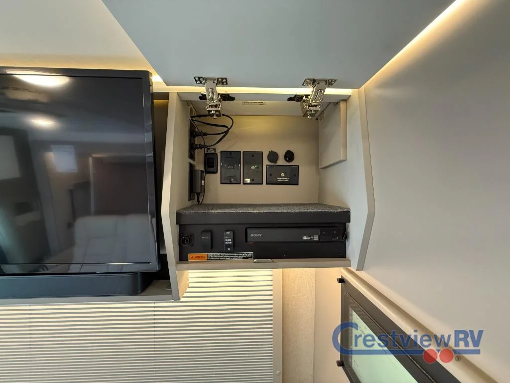 2025 Winnebago Navion 24T photo 25