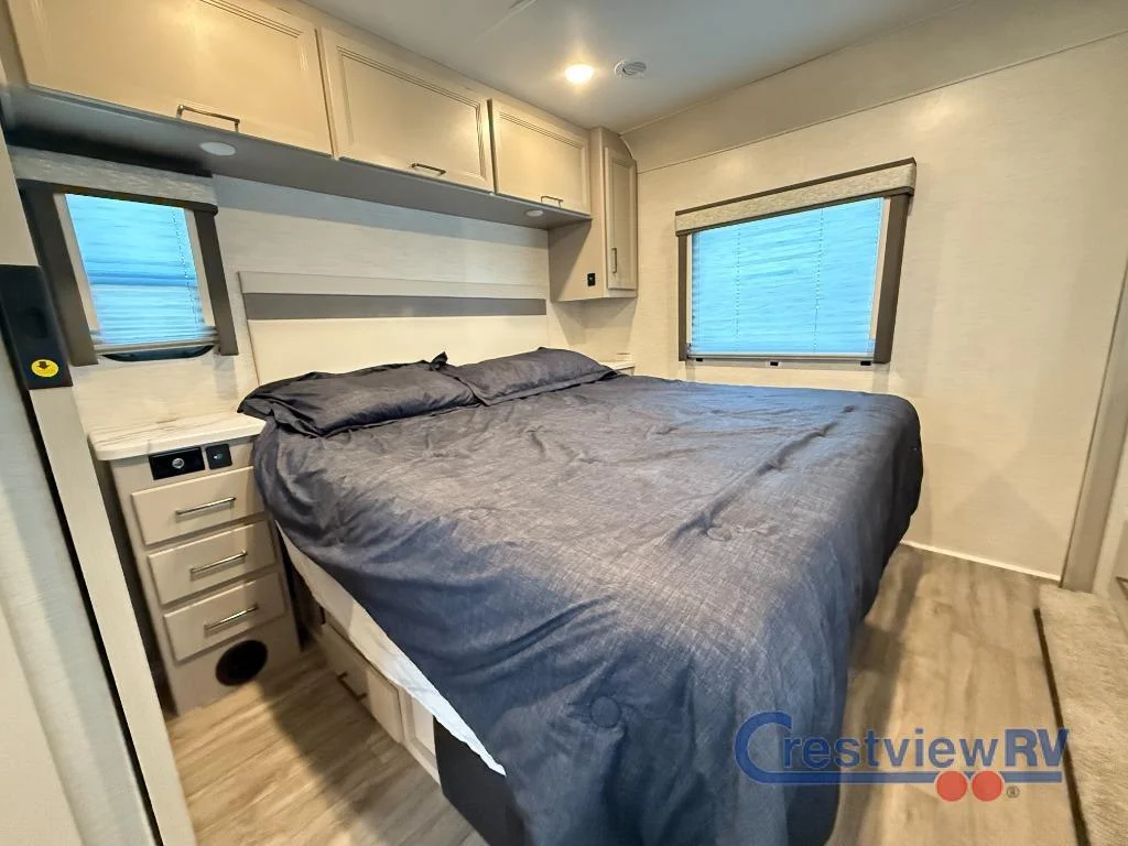 2024 Thor Motor Coach Resonate 32B photo 17