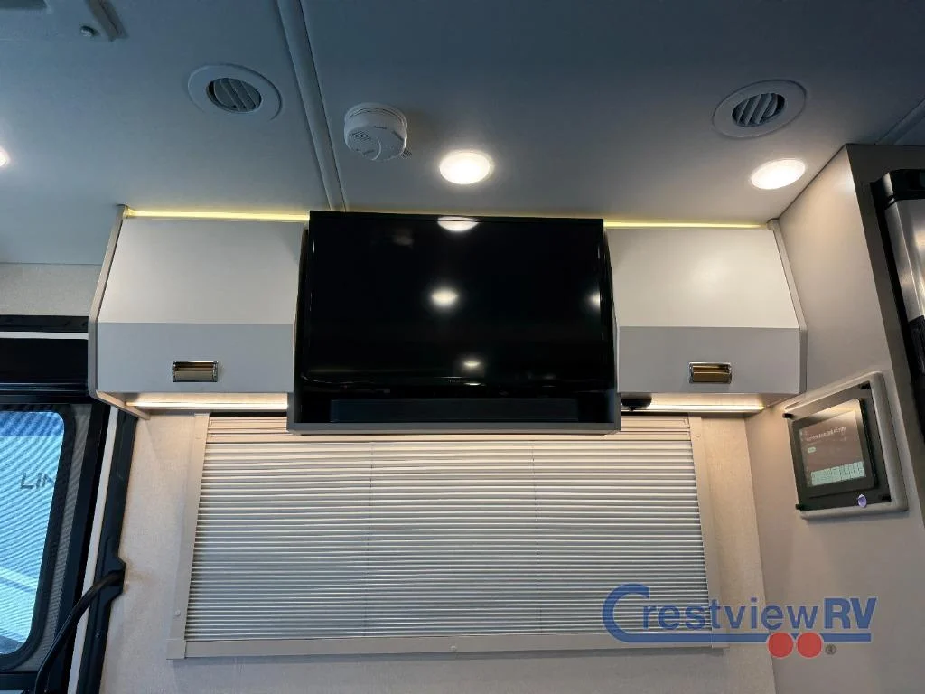 2025 Winnebago Navion 24T photo 10